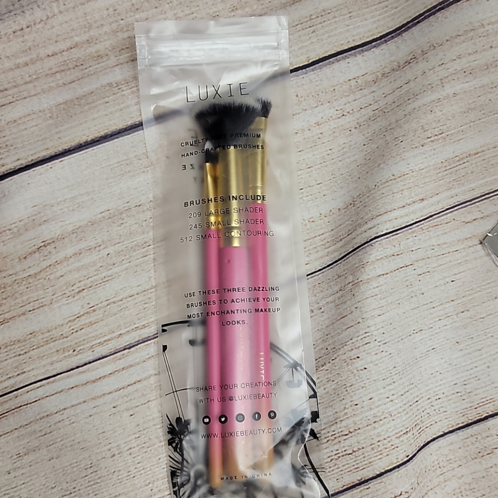 Unopened Luxie makeup brushes